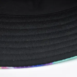 Détail de chapeau bob noir montrant des coutures fines et un bord coloré style batik.