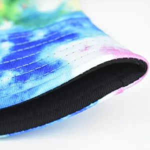 Gros plan montrant des coutures exquises et des détails de tissu tie-dye coloré sur le chapeau.