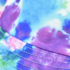 Gros plan détaillé du tissu coloré de chapeau bob tie-dye et de sa texture de couture.