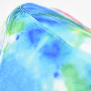 Vue en gros plan de la texture de tissu tie and dye coloré pour le chapeau bob.
