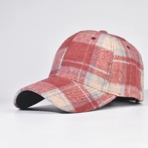 Classic plaid baseball cap for men and women, autumn and winter warm woolen duckbill hat style.