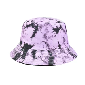 Détail de chapeau bob tie and dye violet et noir, vue rapprochée chapeau de soleil.