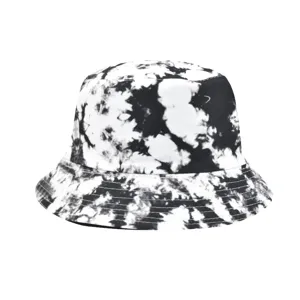 Vue détaillée du bob tie-dye noir et blanc, accessoire streetwear tendance pour tous les jours.
