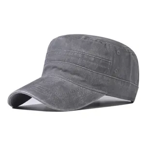Close-up van grijze gewassen katoenen militaire platte pet, casual outdoor stijl.