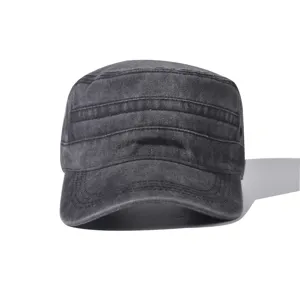 Close-up detail van de gewassen katoenen militaire pet met stoere donkere stonewashed stof.