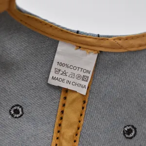 Vue détaillée de l'étiquette intérieure en coton et des coutures soignées.