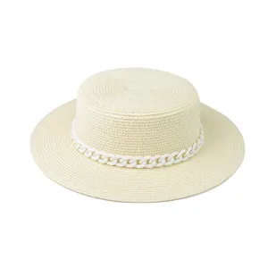 Klassischer Strohhut für Damen mit weißer Kette, flacher Sommer Sonnenhut für den Strand.