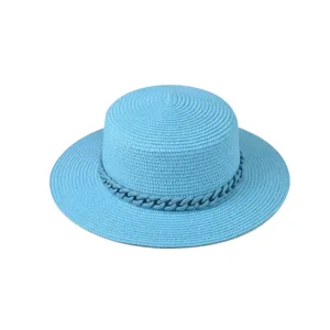 Klassischer hellblauer Strohhut mit Kette, stilvoller flacher Krempe Sonnenhut Damen Sommer.