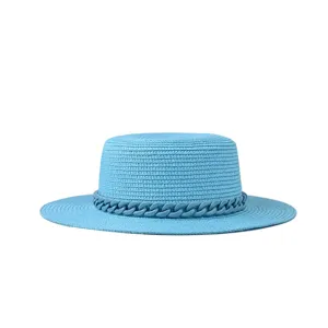 Blaue Strohhut-Detailansicht mit Flechttextur und dekorativem Kettengürtel, Sommer Accessoire.
