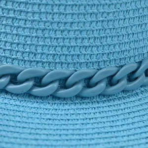 Blaue Strohhut Detailansicht mit feiner Webtextur und passender Kettendekoration.