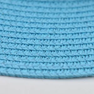 Detailaufnahme der hellblauen geflochtenen Strohhut-Textur, feine Struktur fuer Sommer.