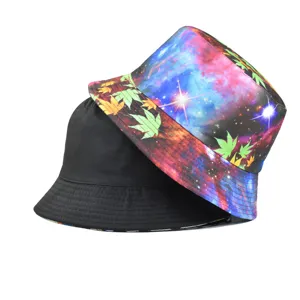 Chapeau bob réversible avec imprimé galaxie et côté noir, casquette de soleil streetwear chic.