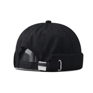 Πίσω λεπτομέρεια μαύρο καπέλο docker, μονόχρωμο streetwear σκουφί με μεταλλική αγκράφα.
