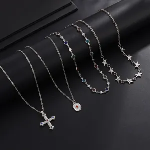 Vue détaillée de l'ensemble de colliers superposés argentés rétro avec pendentifs.