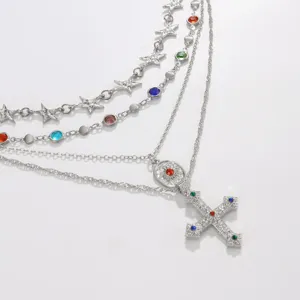 Gros plan sur les details du collier superpose a quatre couches avec etoiles et croix retro.
