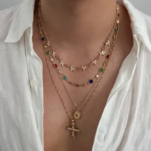 Ensemble de collier multicouche avec pendentifs étoile et croix, vue porté style rétro.