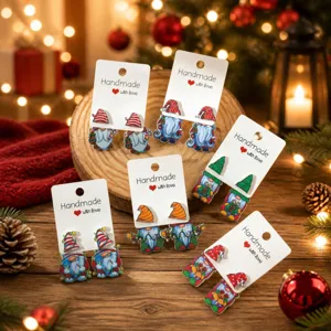 Détail des boucles d'oreilles lutin de Noël, adorables puces de fête sur cartes faites main.