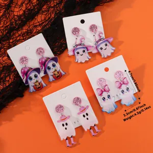 Süße Halloween Geist Ohrringe mit glitzerndem Hexenhut Design für Partys. Detailansicht.