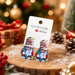 Gros-plan boucles d'oreilles lutin de Noël, jolies pendantes festives sur carte handmade