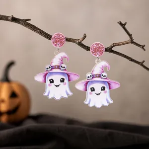 Süße Halloween Geist Ohrringe Detailansicht, rosa Glitzer Design mit Hexenhut.