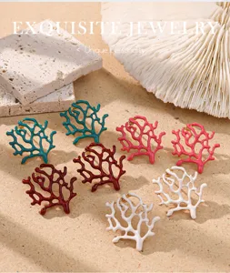 Exquis ensemble de boucles d'oreilles en metal corail, bijou mode colore pour femme chic.