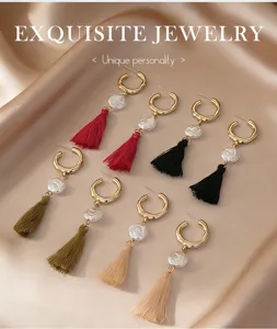 Boucles d'oreilles de perles à franges bohèmes avec cerceaux en métal et glands.