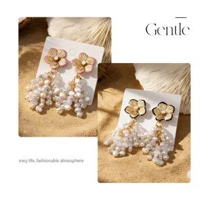 Orecchini con nappe di perle finte e fiori stile vacanza eleganti per donna.