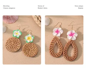 Handgemaakte rattan geweven bloemen oorbellen met polymeer klei ontwerp voor zomerse strandstijl.