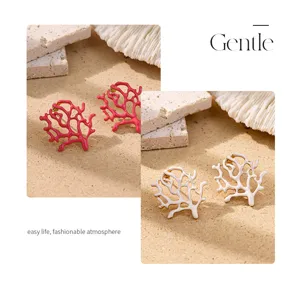 Boucles d'oreilles branche de corail style vacances, bijoux tendance émail pour femmes, rose et blanc.