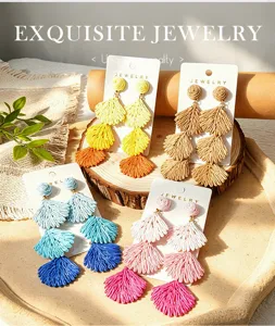 Handgemachte Raffia Ohrringe mit dreifachen Farbverlauf Faechern, bohemien Urlaubs Stil.
