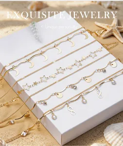 Ensemble de bracelets de cheville dorés multicouches avec pendentifs lune et étoile plage.