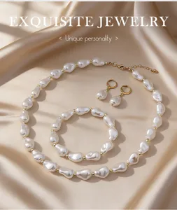 Vue détaillée de l'ensemble collier et boucles d'oreilles en perles baroques dorées.