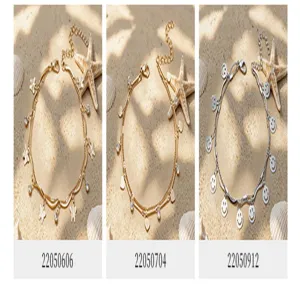 Gros plan détaillé de chevillères métalliques multi-styles avec pendentifs sur fond de plage.