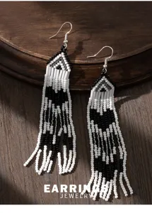 Orecchini pendenti lunghi con frange di perline nere e bianche boho per le donne