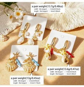 Détail de boucles d'oreilles coquillage et étoile de mer style plage en alliage doré chic.