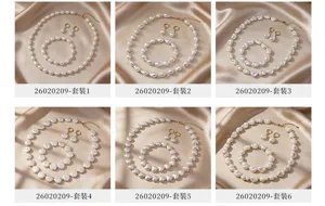 Détails de parure bijoux perle artificielle, collier bracelet boucles d'oreilles gros plan.