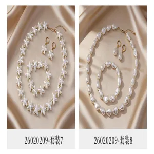 Vue détaillée de l'ensemble collier bracelet et boucles d'oreilles perles, design élégant.