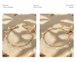 Bracelet de cheville doré double couche avec breloques lune et pièces pour la plage.
