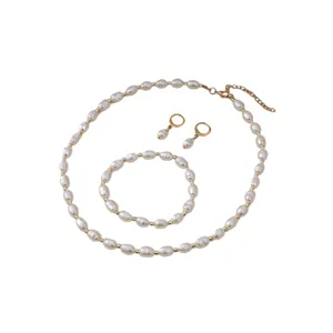 Set de collier bracelet et boucles d'oreilles perles baroques style luxe pour femmes.