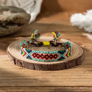 Handgemaakte geweven vriendschapsarmband met kleurrijke draden, verstelbare boho sieraden