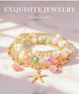 Dettaglio in primo piano del bracciale multistrato con ciondolo a stella marina.
