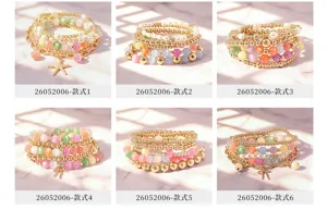Bracciale multistrato chic con ciondolo a stella marina e perline cat-eye cangianti.