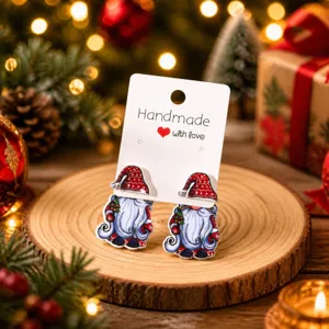 Détail de boucles d'oreilles gnome de Noël, jolies boucles de fête pour hiver.