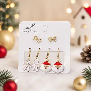 Ensemble de boucles d'oreilles de Noël avec des bonhommes en pain d'épice et motifs du Père Noël.