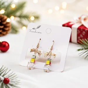 Boucles d'oreilles pendantes nœud perles cristal de Noël festives avec pierres colorées.