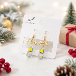 Boucles d'oreilles nœud cristal de Noël festives, pendantes ton or pour cadeaux de fêtes.