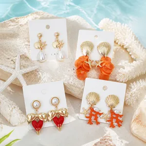 Gedetailleerd shot van oorbellen set met schelpen en zeesterren in zomerse strandvakantie stijl.