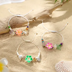Bracelet de plage boheme fait main avec des fleurs en argile et des perles en pierre.