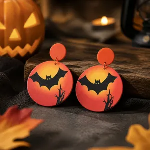 Detailopname van Halloween vleermuis oorbellen met een prachtig verloop in oranje tinten.
