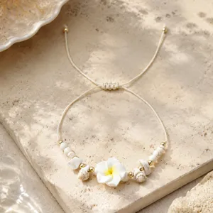 Bracelet tissé style bohème avec fleur en argile douce et perles de pierre naturelle.